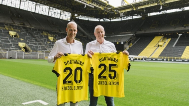 Heizungshersteller Stiebel Eltron ist Premiumpartner von Borussia Dortmund - Carsten Cramer (Direktor Vertrieb und Marketing BVB) mit Stiebel-Eltron-Geschäftsführer Dr. Nicholas Matten (r.) - Quelle: Borussia Dortmund GmbH & Co. KGaA